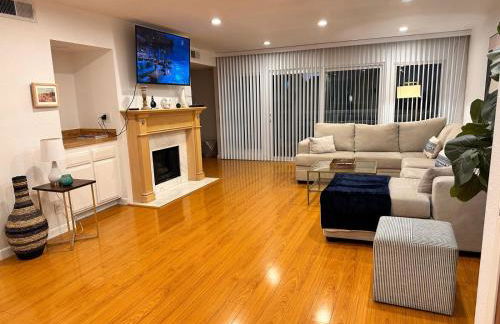 Venice Beach Lux Retreat Coastal Apartment Haven - Photo 8