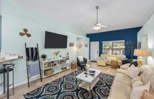 Beautiful Pet Friendly Home! Tropical Pool, Optional Golf Cart & Pool Heat, Minutes to Beach - Foto 17