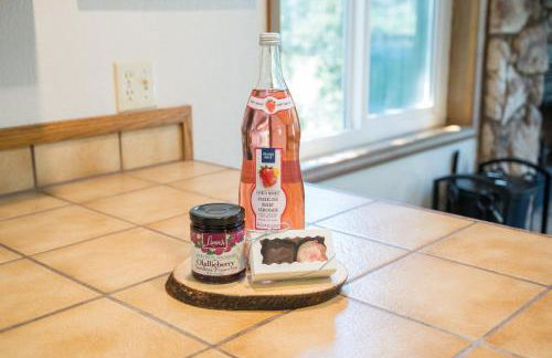 Forest Home with Deck, EV Station, King Beds - Foto 26