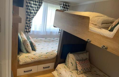 Indulgence Lakeside Lodge i3 with hot tub, private fishing peg situated at Tattershall Lakes Country Park - Foto 11