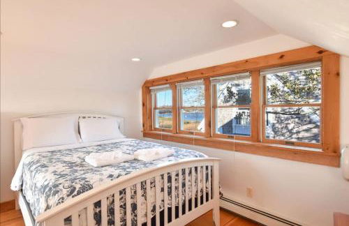 Waterfront Fun at this Huge Family Estate - Foto 26