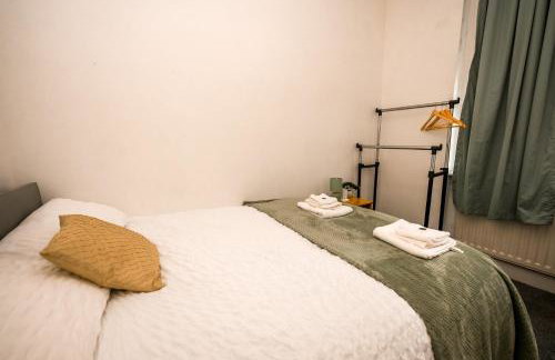 Apt - Sleeps 10 - Parking - Ideal for Contractors - Photo 13