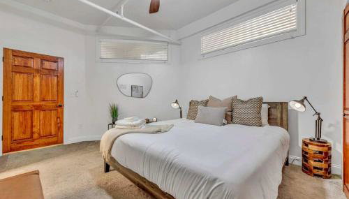 Lofts on E 4th, WALK TO CAVS, Sleeps 6 - Foto 2