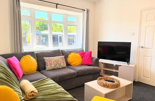 New Spacious 4 Bedrooms 5 Beds House Sleeps 8! - Foto 48