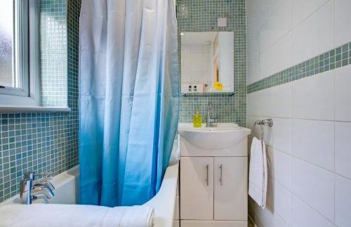 Spacious 4-Bed House in Welling - Free parking - Photo 37