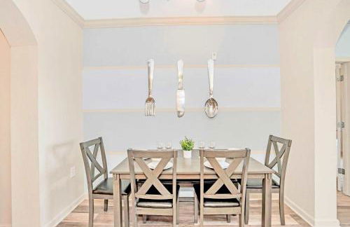 Spacious 3BR Condo with Pool near Disney - Photo 3