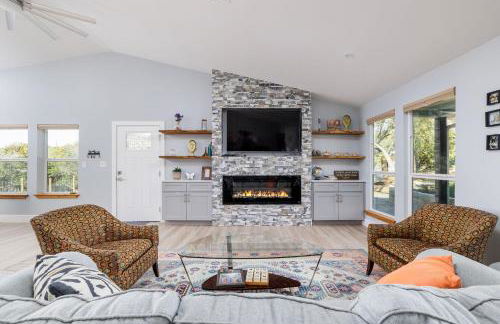 Casa Mariposa Newly Renovated Firepit*Fireplace*Great Deck*Pets Welcome! - Foto 1