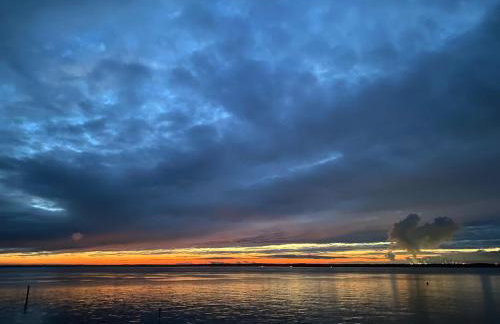Princes Esplanade-Beachfront House with Balcony a stone throw from Gurnard Beach - Foto 41