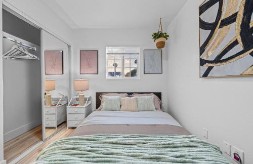 Entire Private Home with 4 Bedrooms 2 Bathrooms, Hot Tub, King Bed, 80 TV, Gated Yard, Ranch Style, Available Now - Foto 48