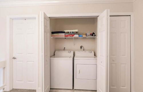 1205 PD Experience Coastal Charm in this Townhome - Foto 30