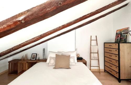 Apartment in monumental square Madrid Center - Photo 30