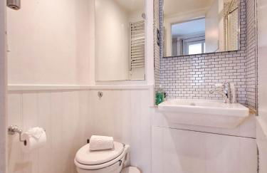 LUXURY Victorian Flat 2 bed 2 bath Flat Sleeps 4 to 7 - Photo 23