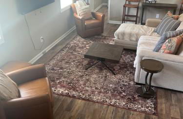 Charming Renovated Home Near Fayetteville, Rustic Retreat for Families - Foto 6