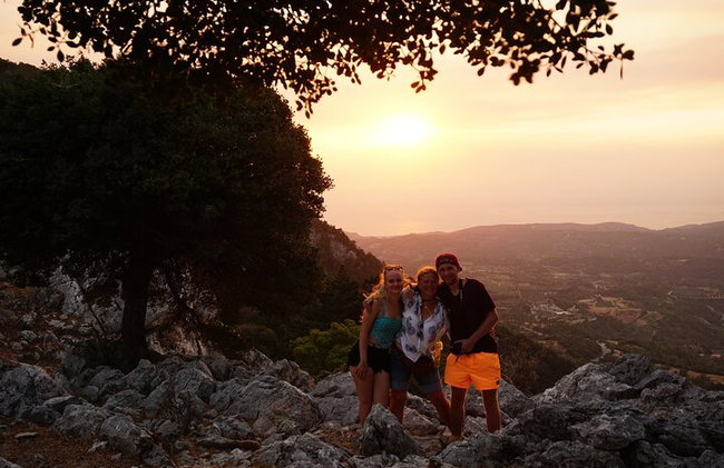 Caminata al atardecer Profitis Ilias Mountain - Foto 16