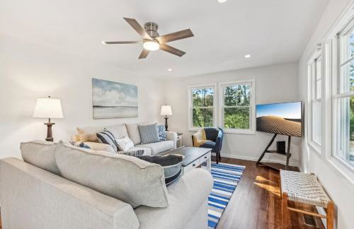 Steps to Beach + Sunset Views! East Marion Home - Foto 5
