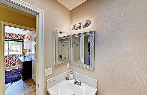 Rawhide Ranch - Walk to Pappy and Harriet's with Hot Tub! home - Foto 20