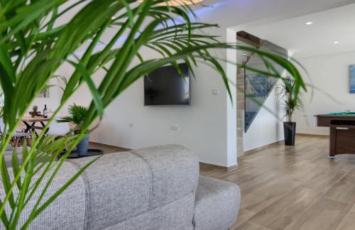 Luxury Villa with extra heated pool with hydromassage, biliard near town center and beach by WiiBuk - Foto 6