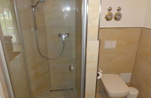 3 Zimmer Ferienwohnung Haus Meeresblick mit Meerblick A005 mit Südterrasse und Strandkorb - Foto 13