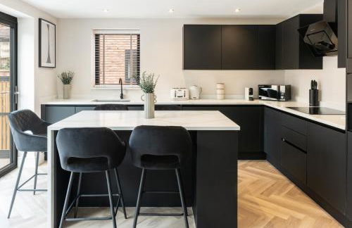 Luxury 4BDR House By Torr Property Group Short Lets & Serviced Accommodation With Free Gated Secure Parking & Private Patio Garden Liverpool - Foto 2