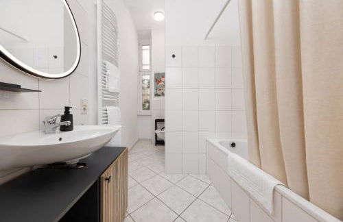 Central 6 Beds Apartment, Group & Family Friendly, Kitchen, Washer, Work Station, Netflix & PayTV - Photo 17