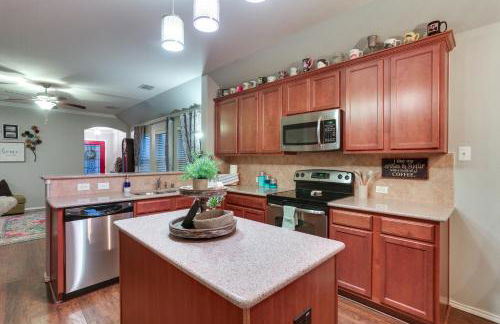 Patio, Pergola and Pool Access Aubrey Retreat! - Foto 3