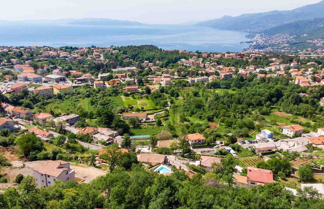 Modern Comfort With Shared Pool & Lush Green Surroundings in Kastav - Foto 48