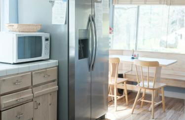 Near Yosemite Bass Lake Cabin with Hot Tub, Lake View, Pet Friendly - Photo 16