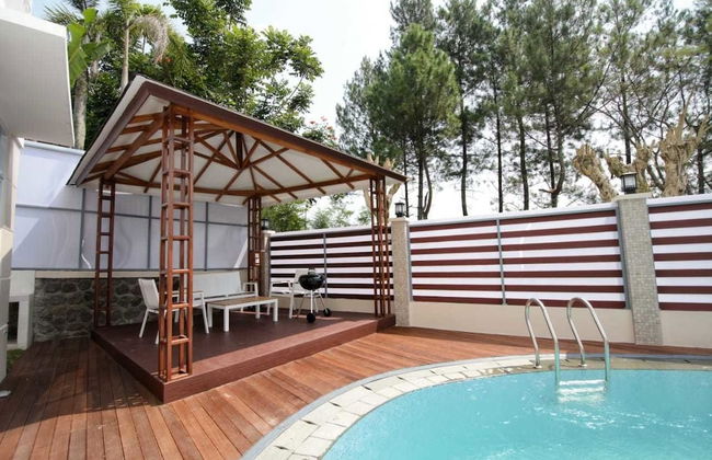 Villa Kota Bunga Puncak 4 Bedroom - Photo 13