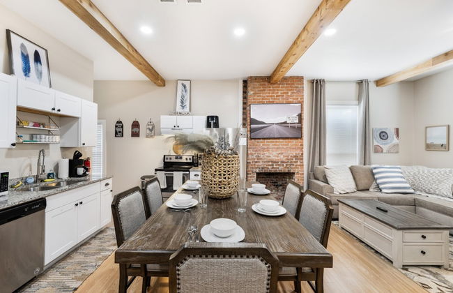 Stockyards- 4min Pet Friendly 3BR Luxe Gem - Foto 17