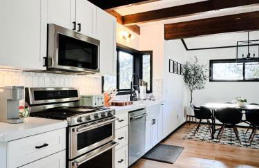 Haven at Cedar Haus Luxury 1BR Escape w Hot Tub EV Charger Gourmet Kitchen Fully Fenced Yard Dogs OK - Foto 14