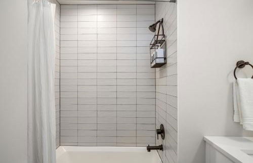 Rooftop Patio with Waterview, Private Garden & Grill 3BR 3BA- Modern Cityscape - Foto 30