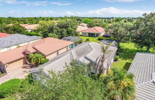 Relax, Play & Unwind in Paradise! Poolside Fun & Resort Vibes - Villa Sail Away - Foto 45