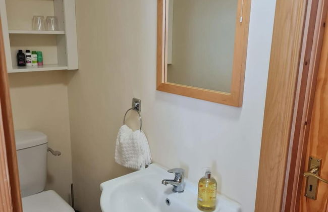 Charming 1-bed Apartment in Barefield - Photo 10