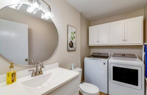 Charming 2BR Home w Outdoor Space & BBQ Grill - Foto 24