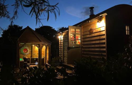 Romantic Retreat - Luxury Shepherds Hut + Hot Tub! - Foto 19