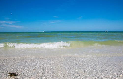 End Unit Steps from Beach Access w/ No Crazy Beach Prices - Foto 37