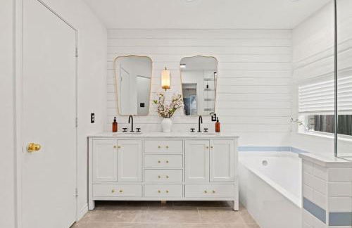 Sunny 4BR with Backyard Oasis - 15 Min to Lakes - Foto 17