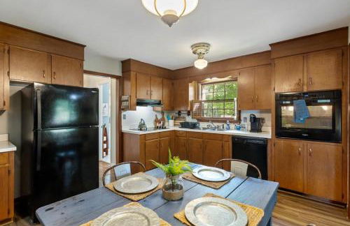 5BR Woodland Retreat on 7 Acres with a Pond - Foto 41