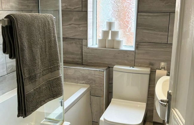 Private 5 bedroom Whole House - Photo 21