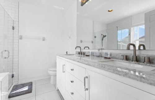 Amazing Pool Spacious 3BR House near Disney - Photo 15