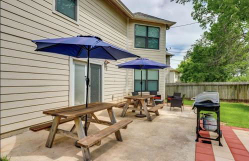 Walk to Tx State 5 beds Firepit Grill - Photo 28