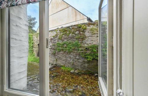 Luxury Couple's Getaway with River Views and Parking - Foto 14