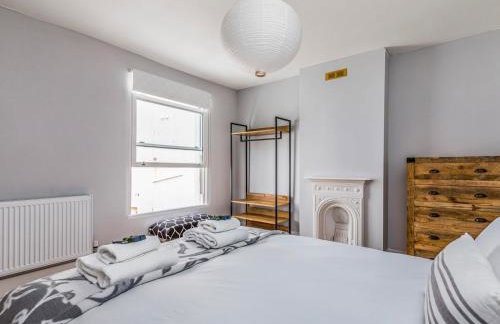 Delightful 2 Bed House a Stones Throw From Beach - Pass the Keys - Photo 40