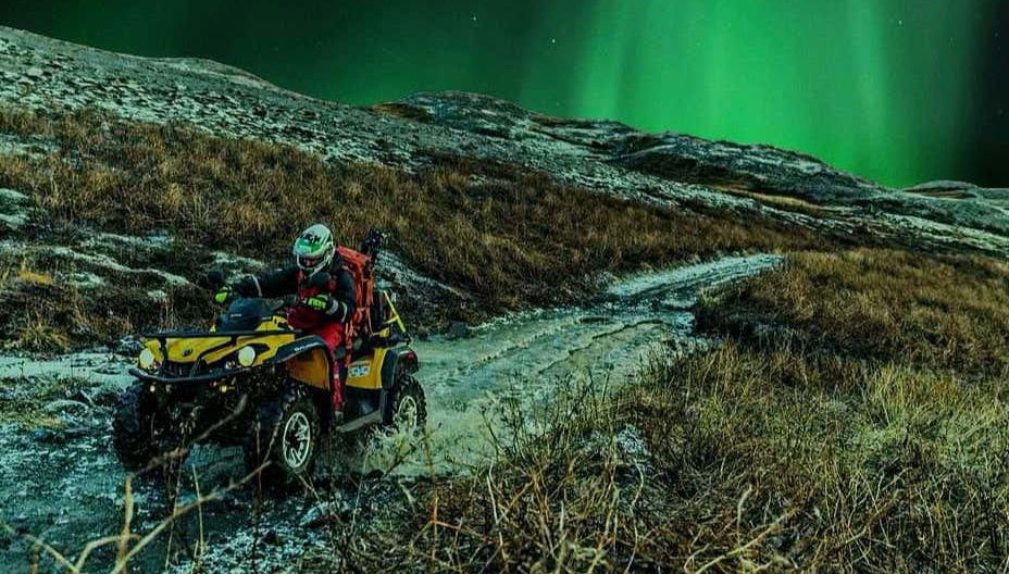 Quad sotto l'aurora boreale
