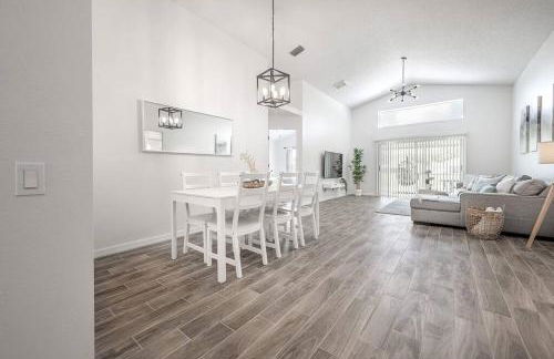 Newly Renovated 4BR 2B Riverview Oasis with King - Foto 13