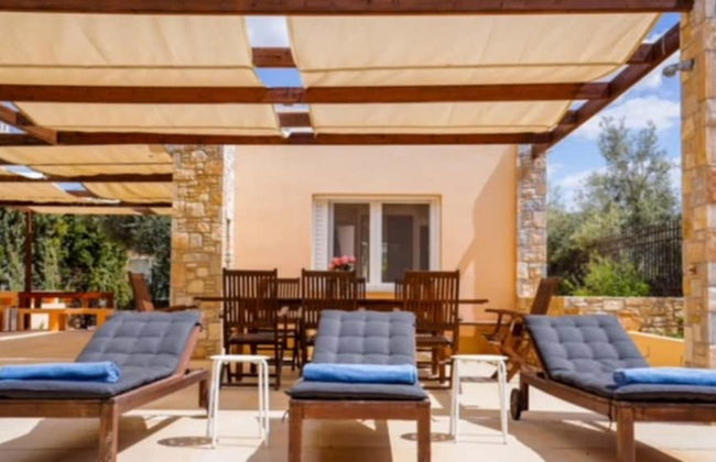 Deluxe 5 Bdrm Villa w Pool Next to the Beach - Photo 17