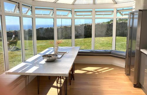 Lovely spacious flat with sea views, sunsets, garden and woodburner - Photo 4