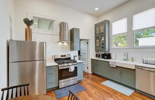 Downtown home with enclosed backyard, deck, streaming, washer/dryer, central AC - Foto 13