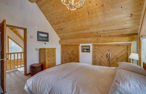 Deck and Pond Views! 2-Acre, Woodsy Rocky Mtn Haven - Foto 18