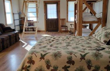 Comfortable Camping Cabins with View of the Cedar River for a Family Weekend Getaway - Foto 9